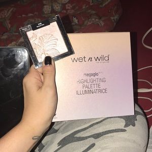 Wet n wild highlighting palette and highlighter
